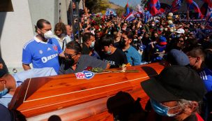 El emotivo adiós de los hinchas azules a Leonel Sánchez