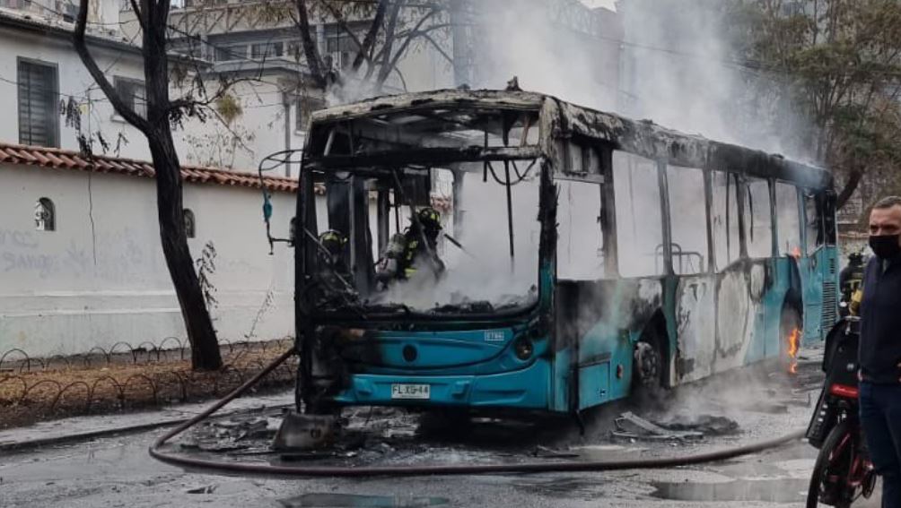 Reportan quema de bus en el INBA