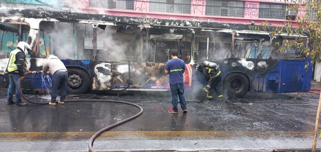 Queman micro en calle San Diego: se desarrollaba manifestación de estudiantes