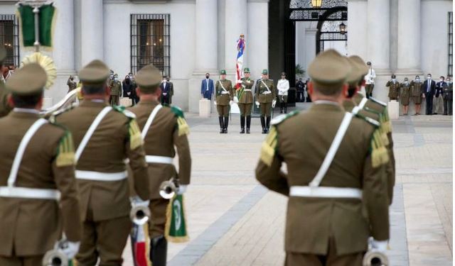 Orfeón de Carabineros sorprendió al Presidente Boric interpretando un tema de Nirvana