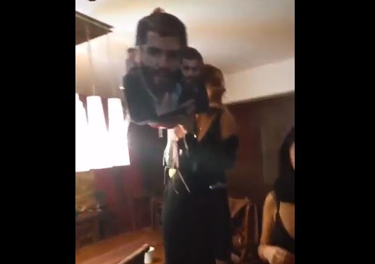 “Esto no es gracioso”: Convencional Garín acusó a hija de Fernando Atria de usar piñata con su rostro