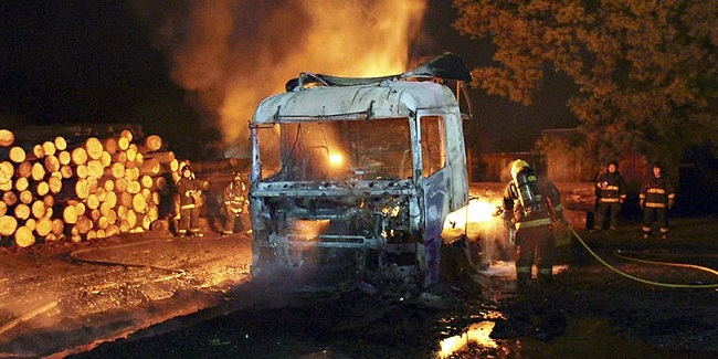 Nuevo Ataque incendiario en Arauco: Encapuchados destruyeron cuatro camiones y amenazaron  con armas a trabajadores