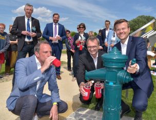 Alemania: Inauguran fuente de agua en honor al gobernador de Valparaíso Rodrigo Mundaca