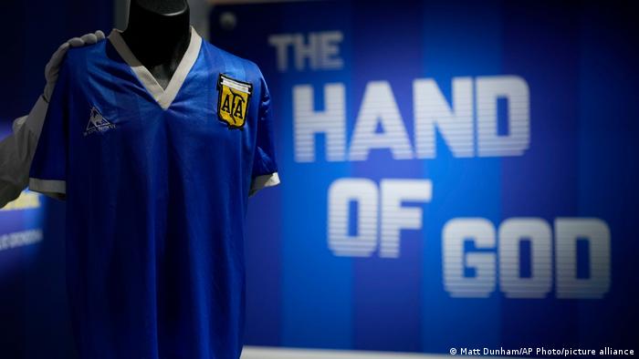 Récord total: la increíble cifra por la que se adjudicaron la camiseta que usó Maradona en el “gol del siglo”