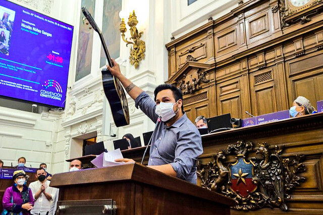 “Me estoy duchando”: Convencional pidió votar a viva voz por una insólita razón
