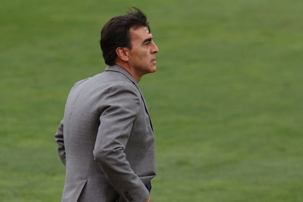 Aníbal Mosa tranquiliza a los colocolinos: “Tenemos entrenador para rato”