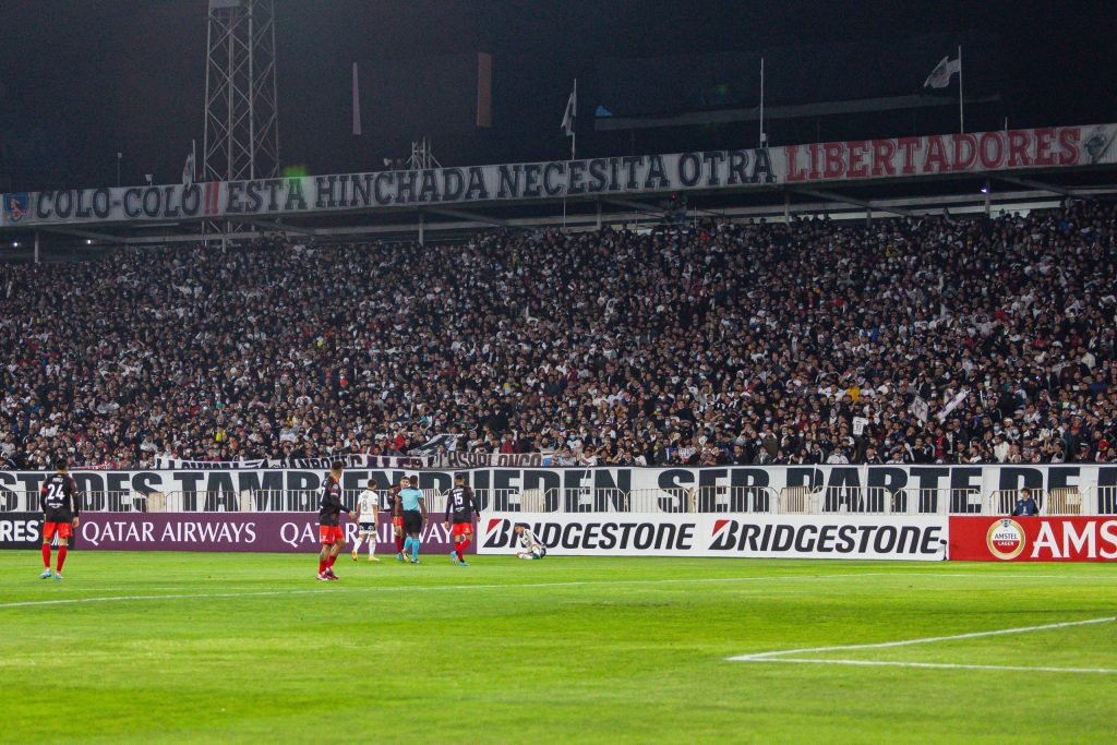 Un partido a puertas cerradas: Conmebol sanciona a Colo-Colo por los incidentes ante River Plate