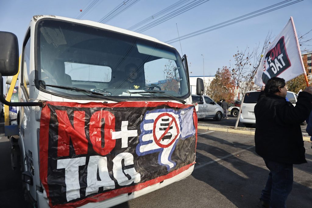 No+TAG: Transportistas y taxistas intentaron bloquear acceso al Aeropuerto de Santiago