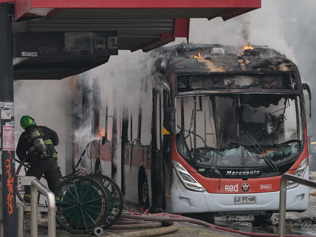 Ministro de Transportes: “Llevamos más de 30 buses quemados en lo que va del año”