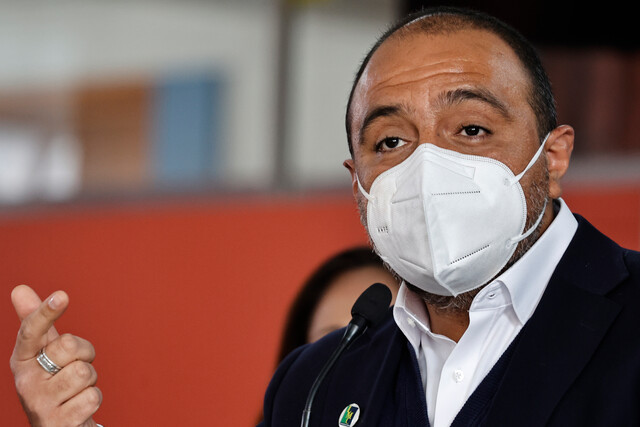 Ministro de Educación condena quema a furgón y ataque a micro: “No vamos aceptar hechos de violencia”