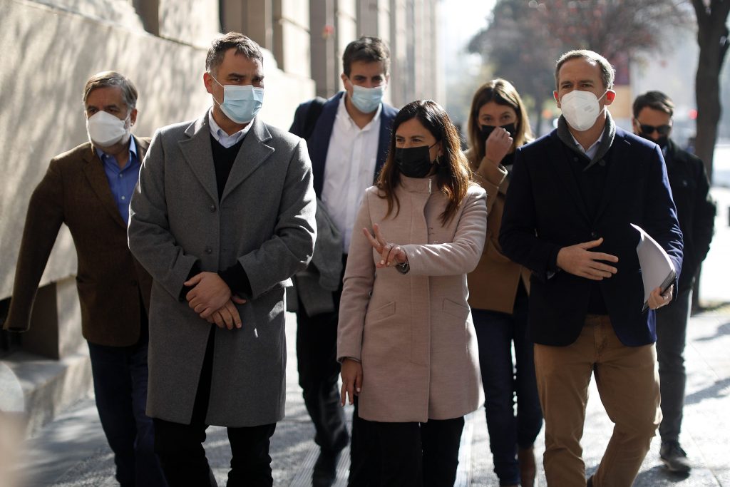 Chile Vamos y Republicanos acuden a Contraloría por campaña del Gobierno sobre plebiscito de salida: Acusan “intervención electoral”