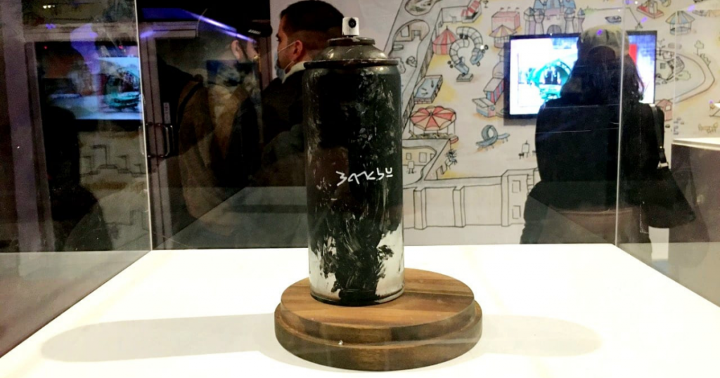 El arte de Banksy, sin límites: Ya está en Chile la exposición no autorizada del artista callejero más enigmático
