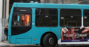 Lanzan bomba molotov a bus del transporte público en Santiago centro