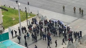 Estudiantes marchan por la Alameda y se congregan frente a La Moneda