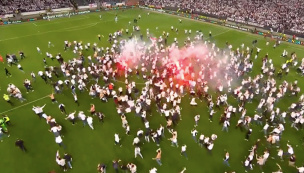 ¡Locura total! Aficionados del Frankfurt invaden la cancha tras acceder a la final de la Europa League