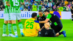 Malas noticias para el Betis: Claudio Bravo sale lesionado en el duelo ante el Barcelona