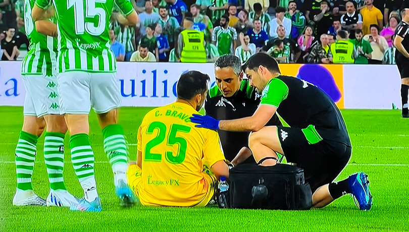 Malas noticias para el Betis: Claudio Bravo sale lesionado en el duelo ante el Barcelona