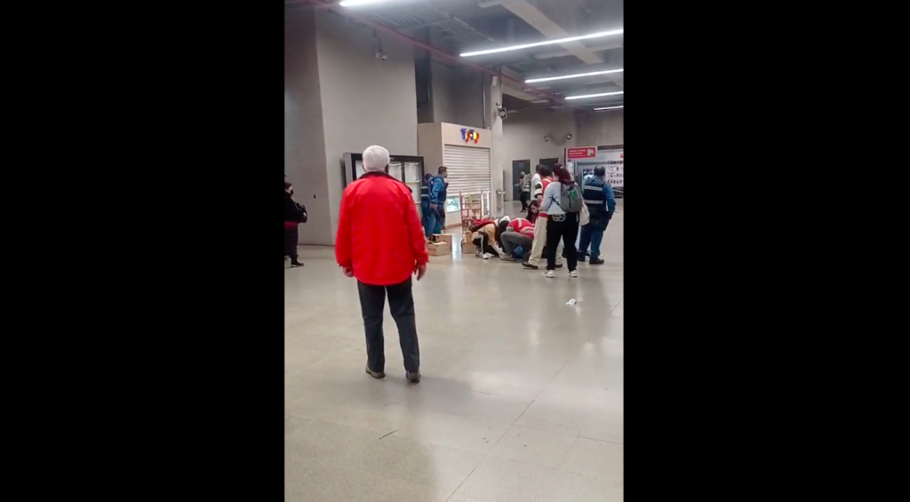 VIDEO | Metro “repudia” agresión contra ocho guardias en estación Ñuñoa: “Fueron golpeados con fierros por comerciantes ambulantes”