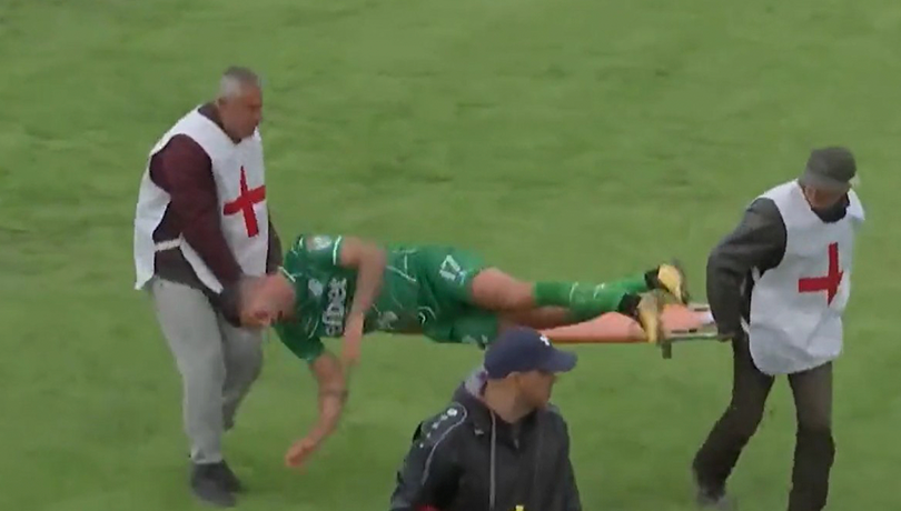 ¡Insólito! Futbolista búlgaro se lanza de la camilla para hacer tiempo