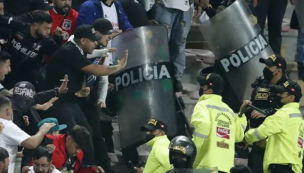 Barristas de Colo-Colo se enfrentaron con la policía en el Estadio Nacional de Lima