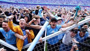 [Video] ¡Locura total! Hinchas del City invadieron el campo tras el bicampeonato de la Premier