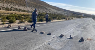 Tarapacá: Migrantes bloquearon con piedras ruta 15 CH en Colchane