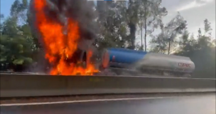 Biobío: Camión con carga de combustible se incendia en plena Ruta 160 sector Colcura