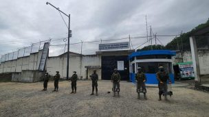 Presos retienen a más de 50 policías tras motín en una cárcel de Ecuador