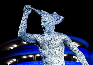 Ídolo total: Manchester City presenta estatua del Kun Agüero celebrando el gol del título en 2012