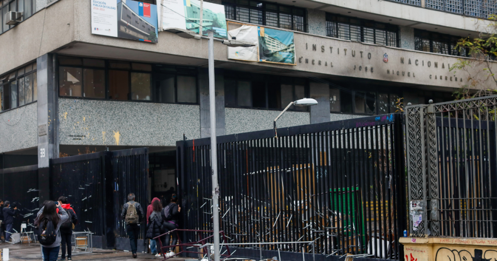 Centro de Estudiantes del Instituto Nacional decide bajar toma tras incendio en inspectoría