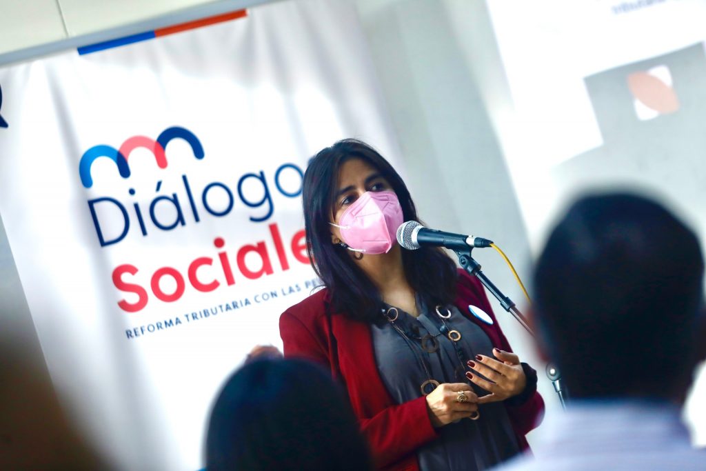 Subsecretaria Claudia Sanhueza encabezó en Punta Arenas los “Diálogos sociales: Reforma tributaria con las personas”
