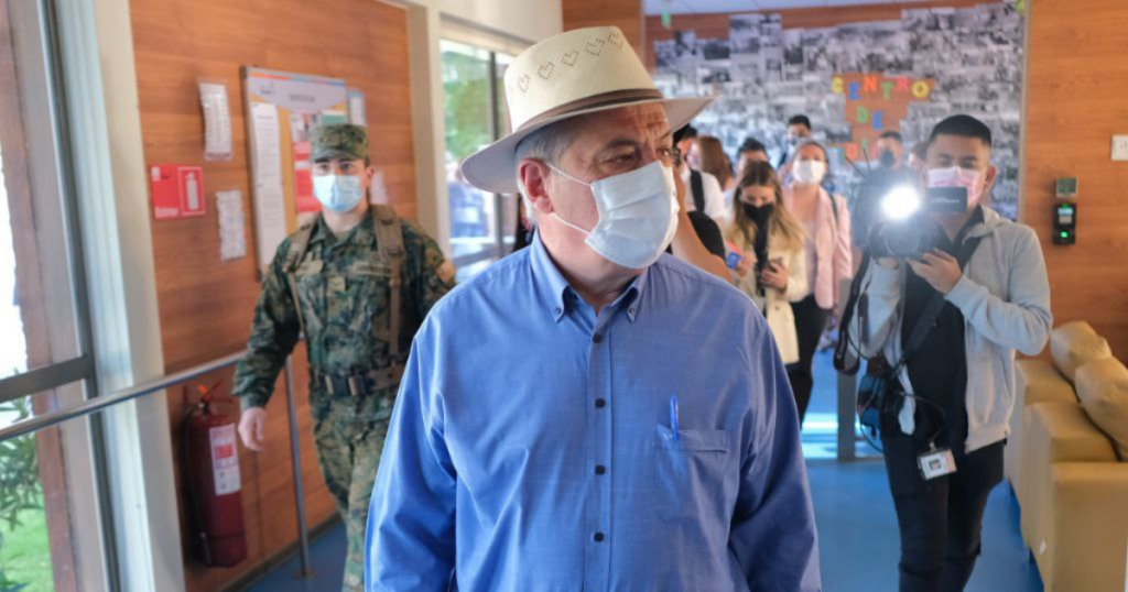 Mañalich asegura que “estamos entrando a una nueva ola” y dice que cantidad de test que se realizan “son peligrosamente bajos”