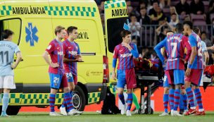 Preocupación en Barcelona: Araujo abandona la cancha en ambulancia tras fuerte choque con un compañero