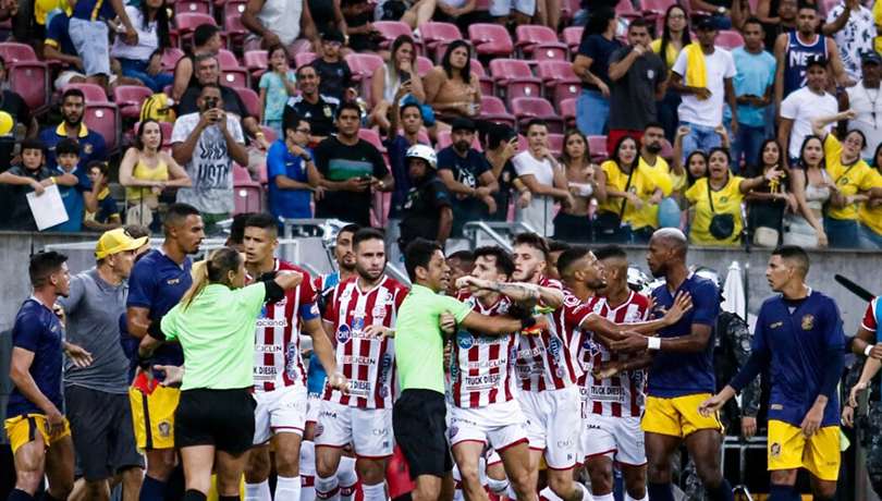 Repudiable: futbolista de Náutico intentó agredir a una árbitra en Brasil