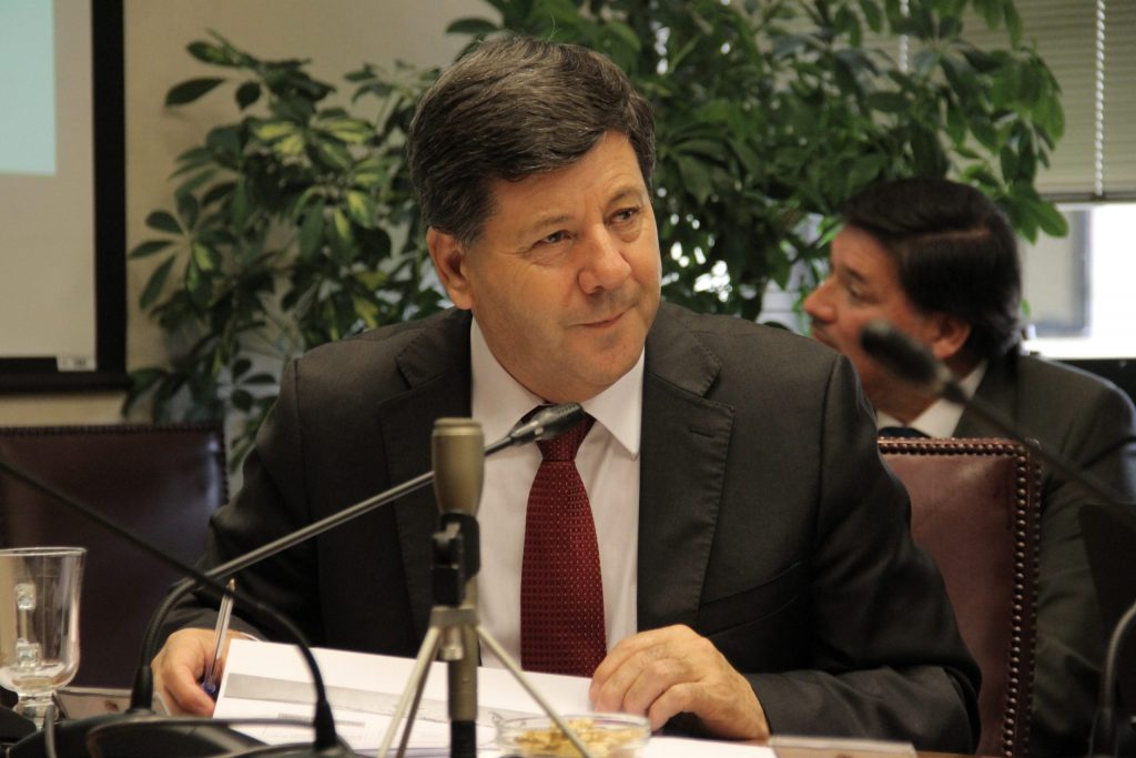 Senador Castro anunció proyecto que propone “comisión de expertos” para redactar nueva Constitución ante eventual triunfo del Rechazo