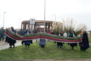 Histórico: 426 tejedoras mapuche rompen récord del telar más grande del mundo en Puerto Saavedra