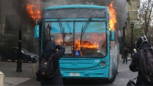 Incendian bus de Transantiago en nueva jornada de manifestaciones de estudiantes secundarios