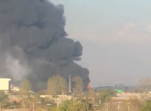 Incendio afecta a una fábrica de colchones en la comuna de Maipú