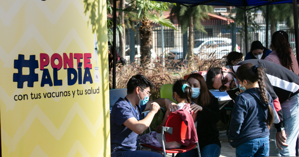Cuarta dosis y refuerzo: Conoce los vacunatorios que abrirán este domingo en la Región Metropolitana