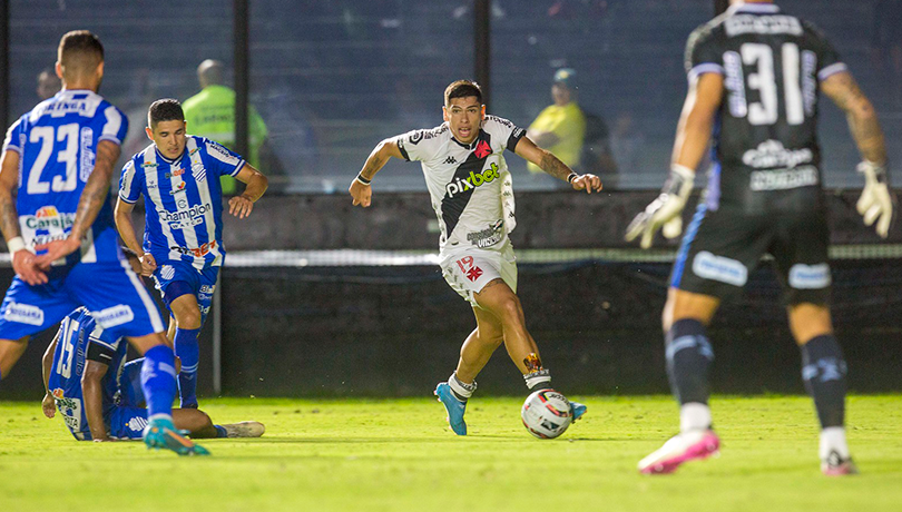 DT de Vasco alaba a Carlos Palacios: “Es un jugador que tiene una fantasía”