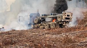 Nuevo ataque incendiario: Cinco camiones y maquinaria forestal siniestradas en el Biobío