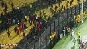 ¡No aprenden! Los graves incidentes entre barristas de Peñarol y Colón de Santa Fe en la Libertadores