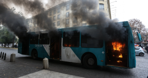 Liceos emblemáticos: Queman bus en San Diego y furgón frente al INBA