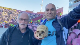 ¡Insólito! Hincha de Racing asiste al estadio con la calavera de su abuelo