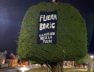 Intervienen árbol de la campaña del Presidente Boric con un mensaje contra él