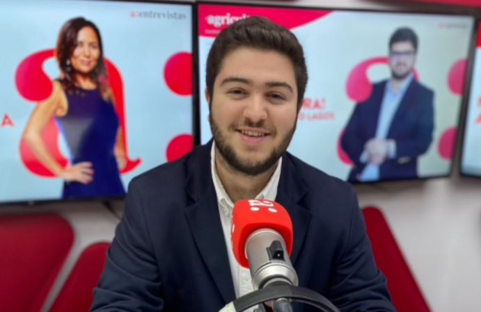 Tomás Bengolea, conductor de “Nuevas Voces”, fue reconocido como uno de los 100 líderes jóvenes