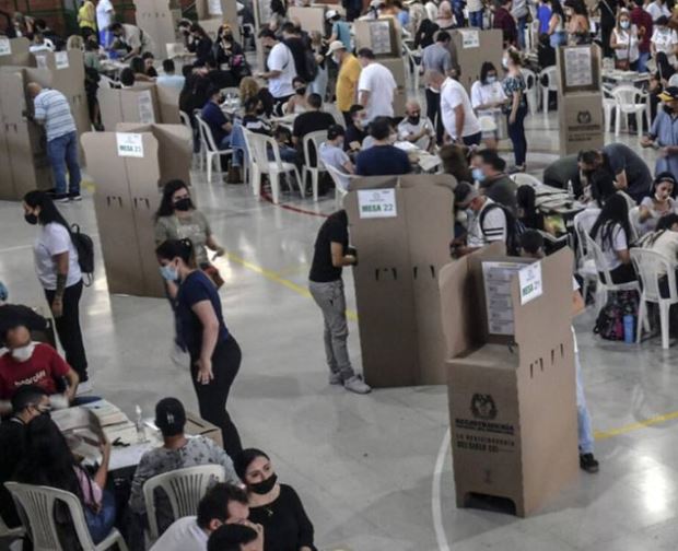 Colombianos eligen Presidente este domingo en “históricas” elecciones
