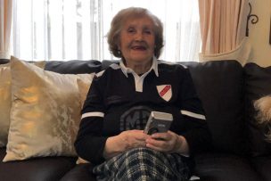 A sus 93 años: la Abuela Alba que se hizo viral escuchando el vibrante relato de Marcelo González