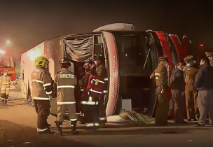 Volcamiento de bus deja un muerto y varios heridos en Buin: Vehículo transportaba a 47 personas