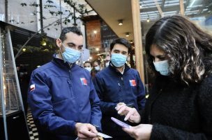 Autoridades sanitarias fiscalizaron exigencia del Pase de Movilidad en cafés y restaurantes del Barrio Italia